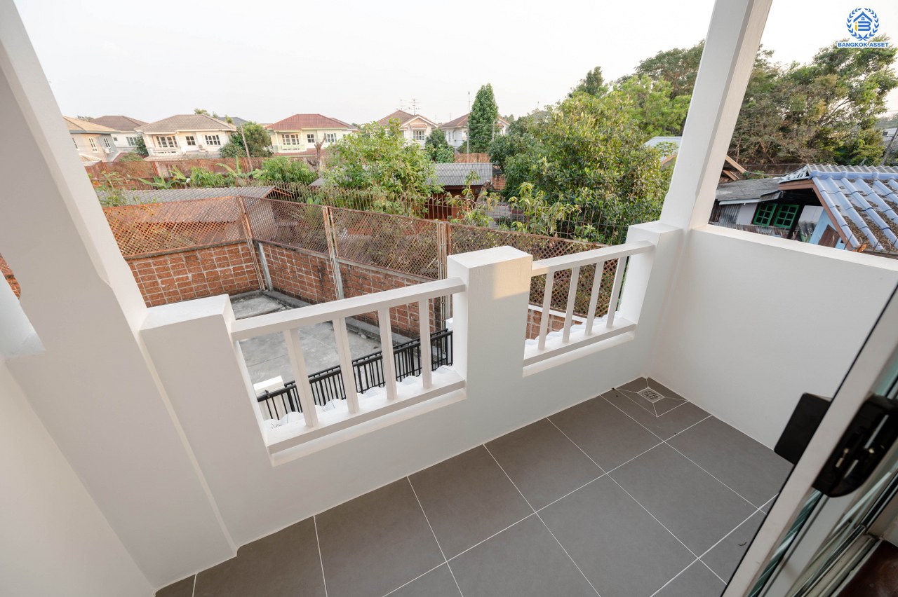 บ้านมือสองตกแต่งใหม่ โครงการ ชัยพฤกษ์ ติวานนท์-ราชพฤกษ์1 หลังมุม เนื้อที่ 68.4 ตร.ว. ฟังก์ชัน 3 ห้องนอน 2 ห้องน้ำ จอดรถได้ 2 คัน สภาพแวดล้อมดี บนทำเลศักยภาพ หน้าโครงการติดถนนใหญ่ เชื่อมต่อถนนราชพฤกษ์ ใกล้จุดขึ้นทางด่วน "ศรีสมาน" ใกล้ห้าง "เซ็นทรัล เวสต์เกต" และ "โรบินสัน ไลฟ์สไตล์ ศรีสมาน"...